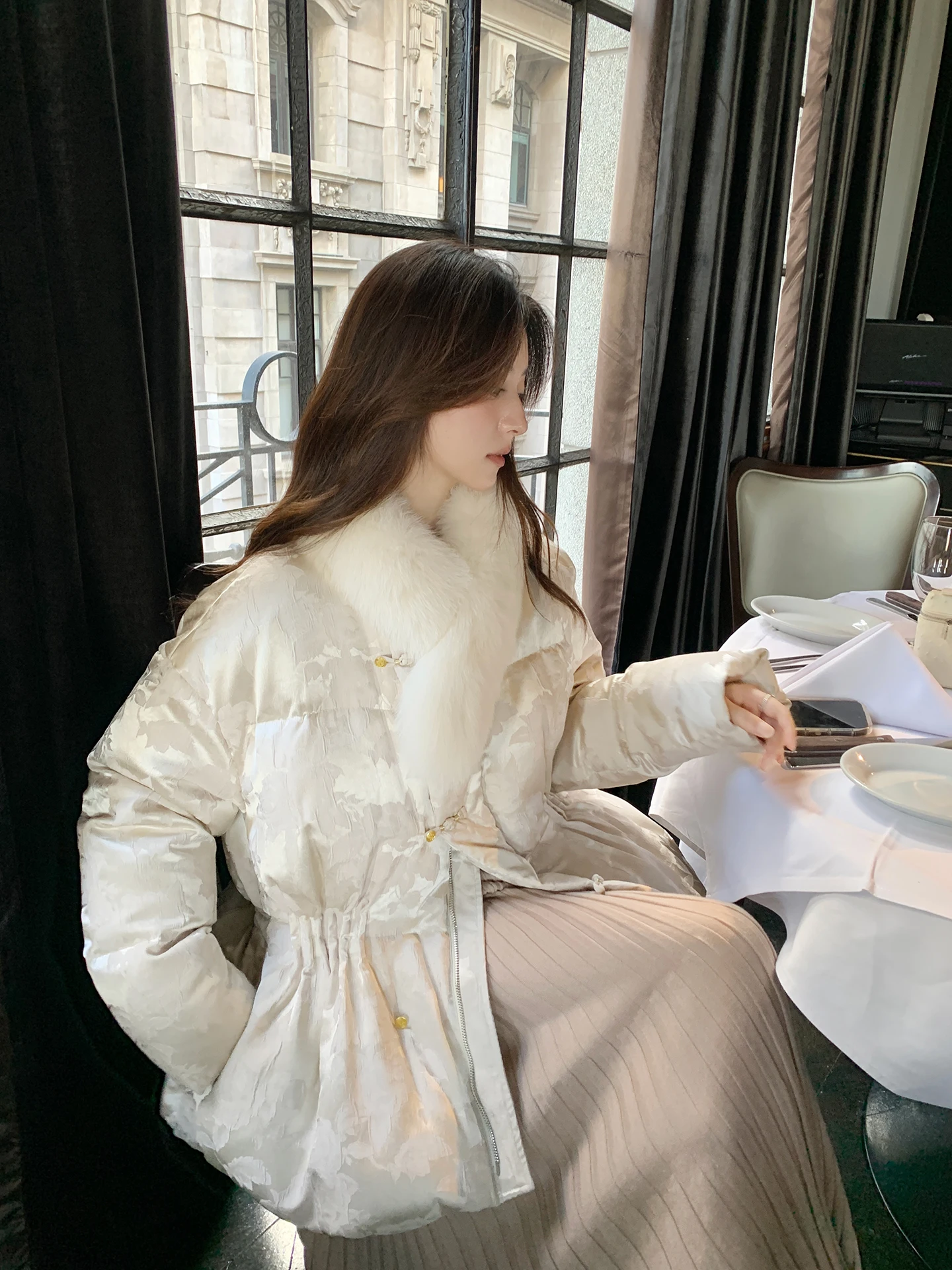 

Женская пуховая куртка Aboutpoem с меховым воротником, атласная ткань, наполнитель 90% пух, теплая, для повседневной носки, классический крой