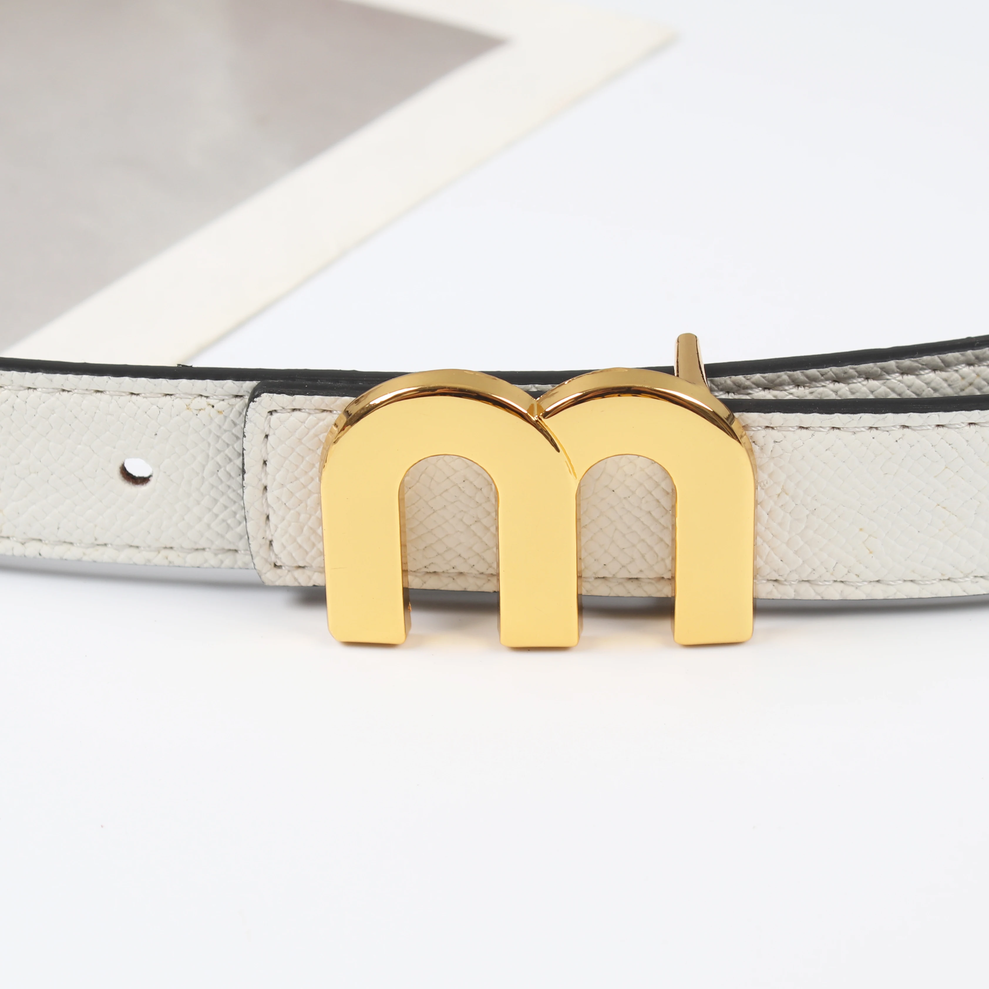 Der neue beidseitig verwendbare, glatte Schnalle, hochwertiger 2,3 cm Leder-Gürtel, modischer Trend, vielseitiger, dekorativer, dünner Rindsleder-Hosen-Gürtel. – Detail 9