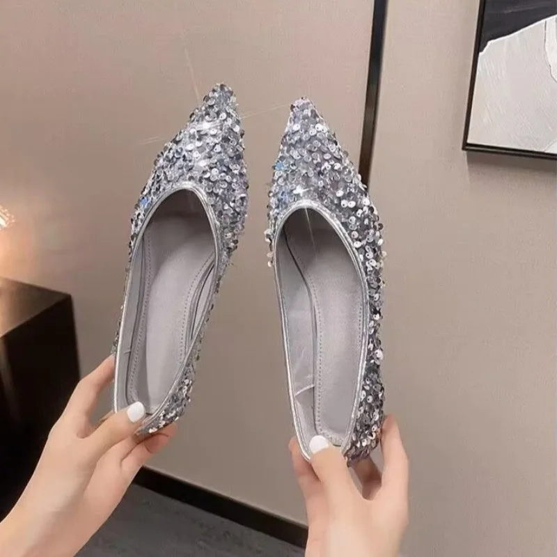 

Женские туфли-слипоны с пайетками, низким вырезом, на плоской подошве, серебристые, с острым носком, новинка весны