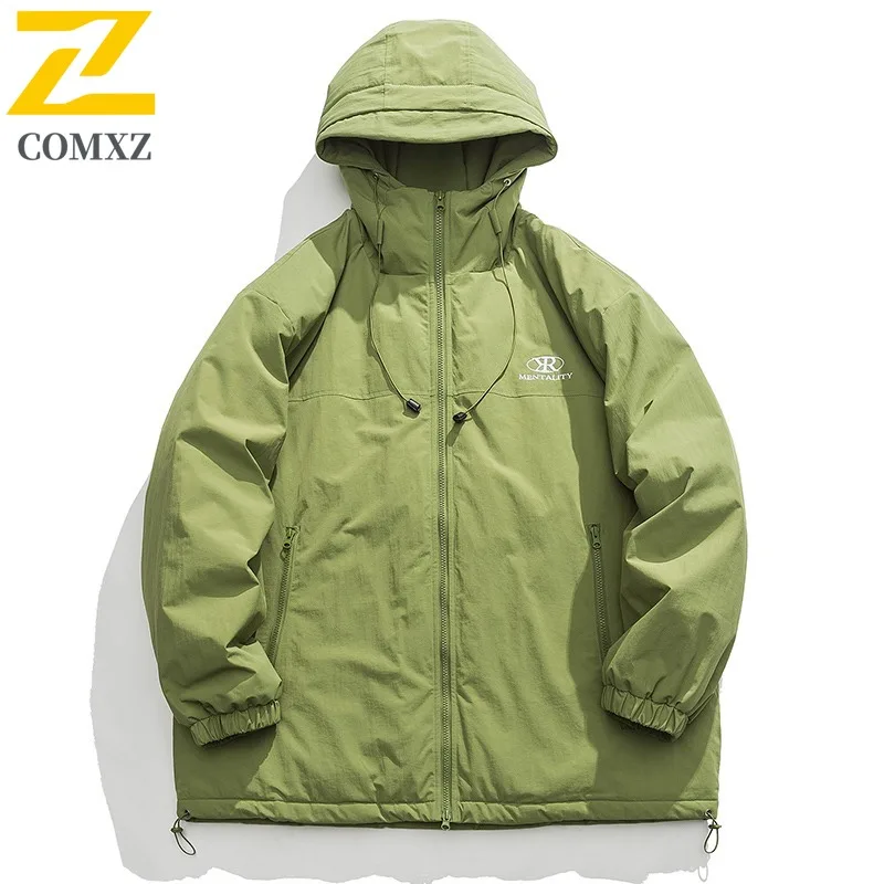 เสื้อแจ็คเก็ตผ้าฝ้ายผู้ชาย COMXZ รุ่นฤดูใบไม้ร่วง-ฤดูหนาว 2025 สไตล์ลำลองแบบพาร์ก้า มีฮู้ดหนา กันน้ำ กันลม เหมาะสำหรับใส่เดินเที่ยวกลางแจ้ง