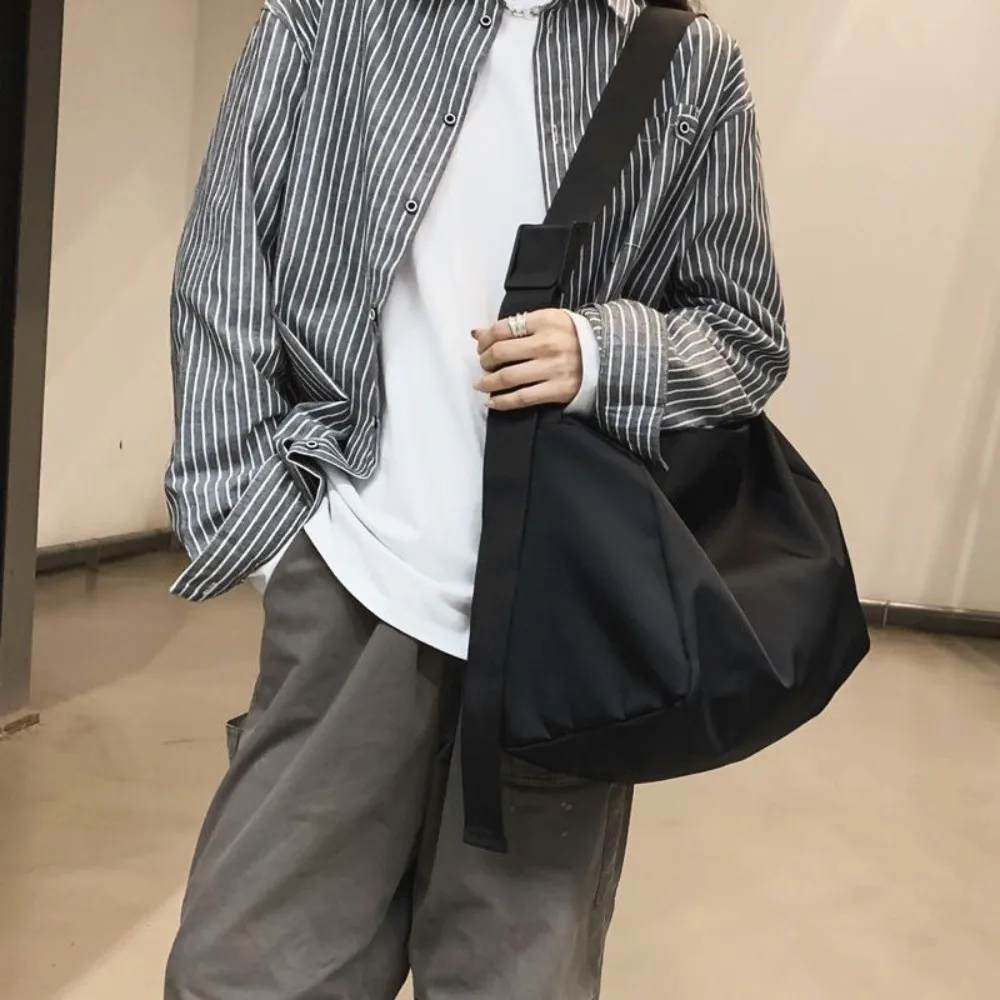 

Large Capacity Gym Waterproof Bag Adjustable Strap Water-Resistant Outdoor Duffle Bag Zipper Closure Fitness Training Bag Women