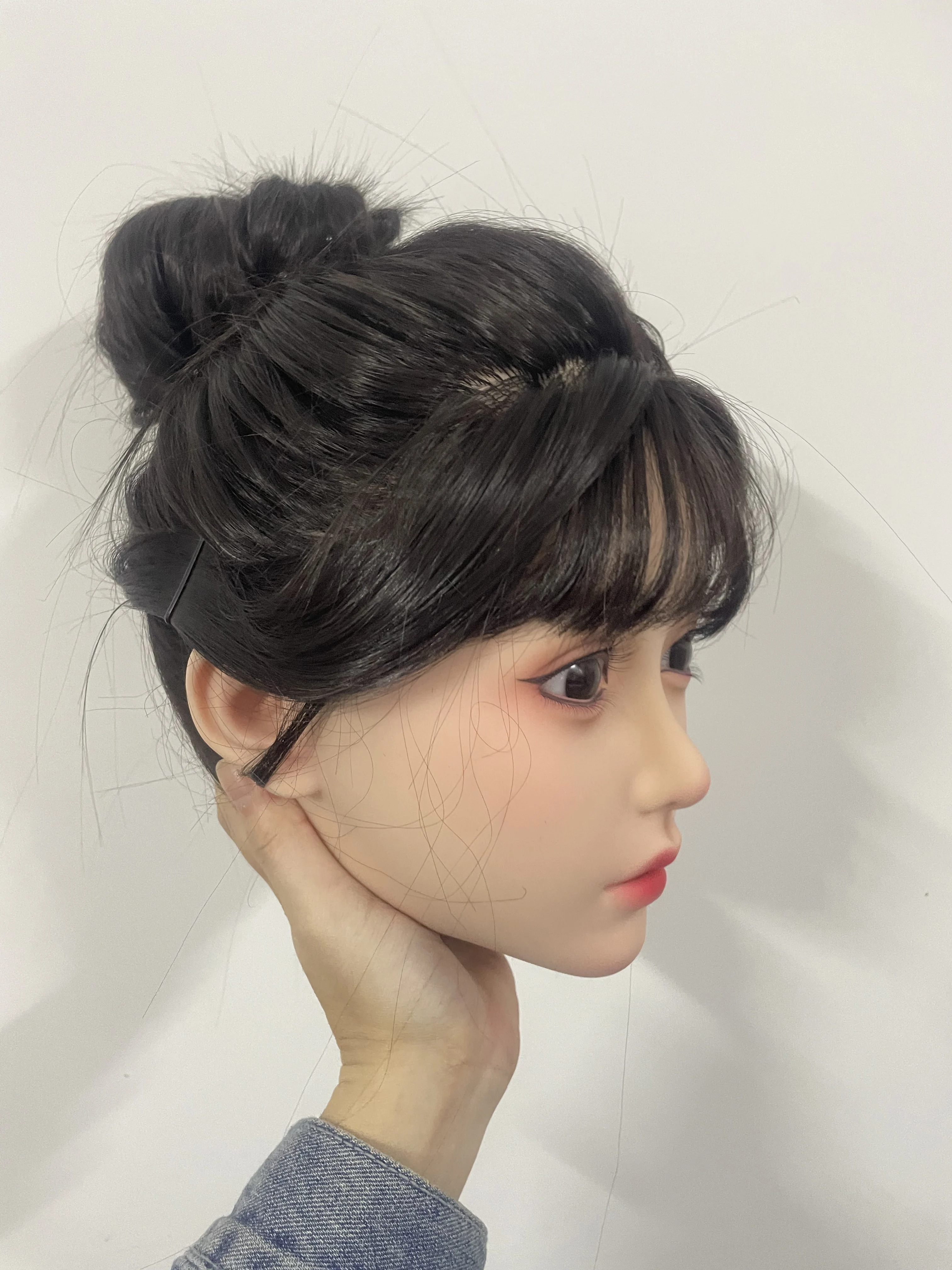 Materiale siliconico, trapianto di capelli artificiali, consistenza della pelle autentica e caratteristiche del viso fini, adatto sia per uomini che per donne