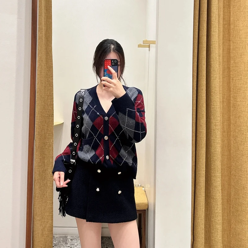 

Французский свитер с бриллиантами и V-образным вырезом на одной пуговице, вязаный свитер для девочек, однотонный трикотаж для колледжа, однотонный трикотаж с ромбовидным узором