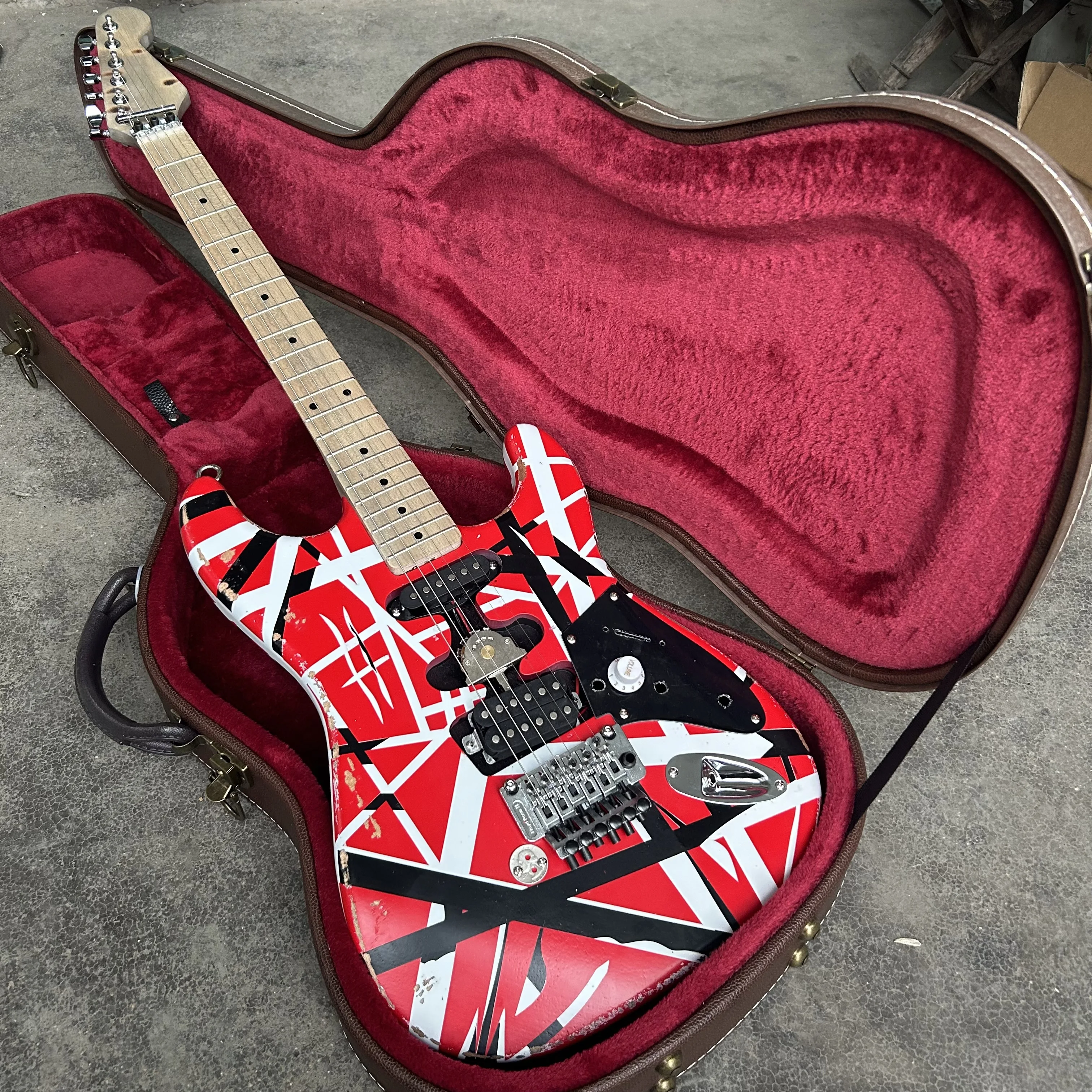 stock Edward Eddie an Halen Heavy Relic Red Frank-en Electric Guitar Black White Stripes Floyd Rose Tremolo Bridge Slanted