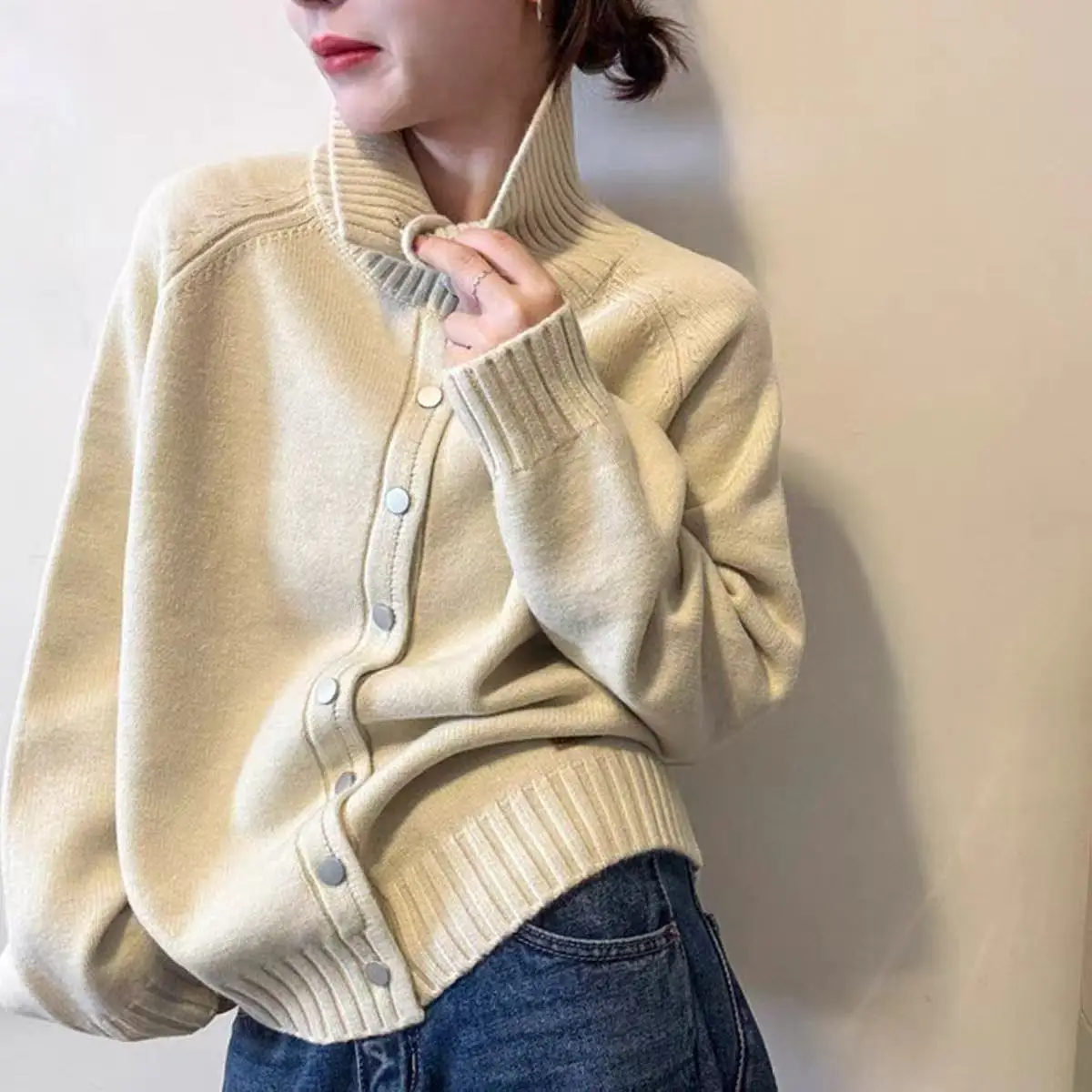 Maglione lavorato a maglia a collo alto Sli Jaet da donna Bellissimo design con bottoni Colore puro Versatile entrata per i pendolari autunnali