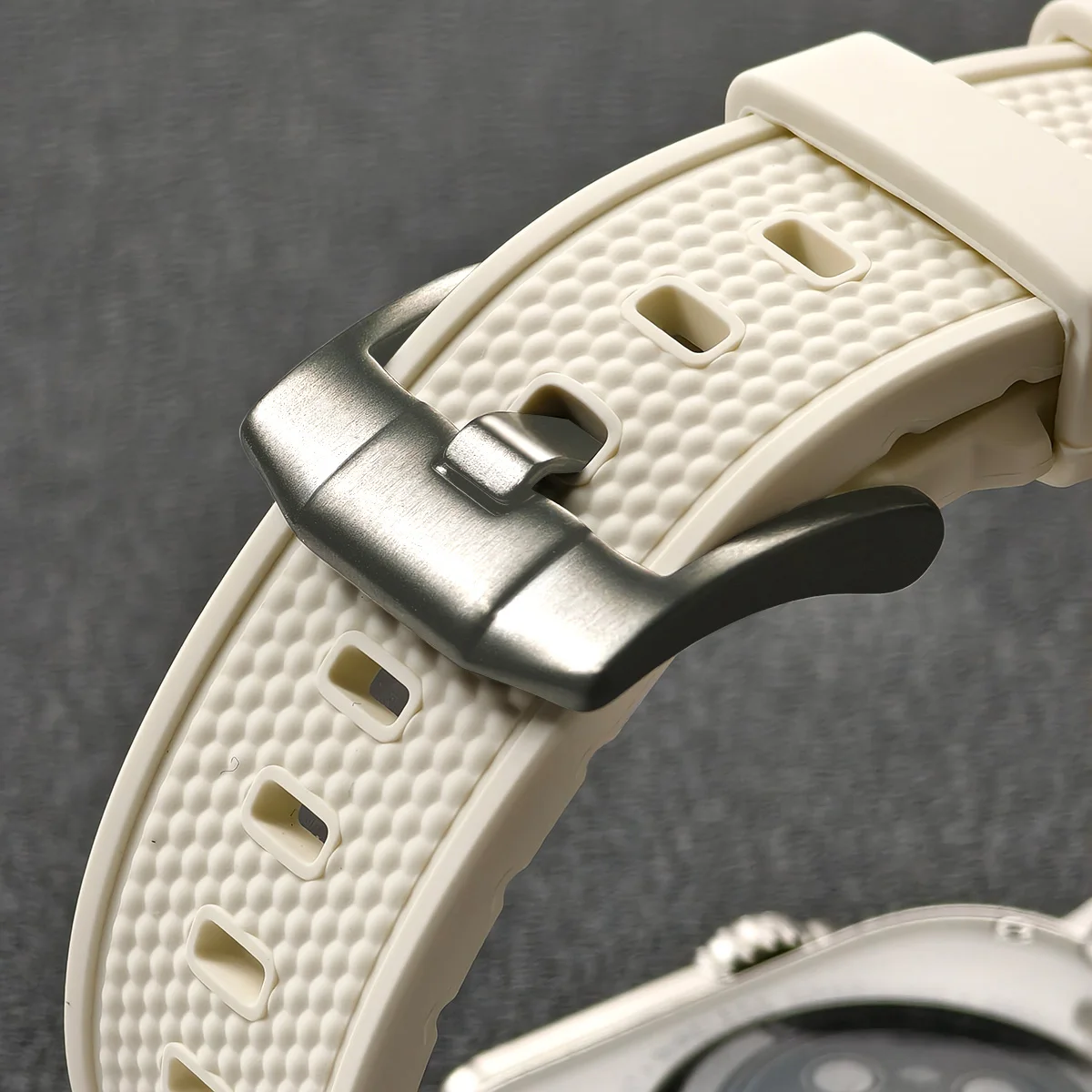 Silicone Strap for Apple Watch Band 49mm 45mm 44mm 42mm Metal Connector Sports Bracelet for IWatch Ultra 2 Series 9 8 7 6 SE 5 4