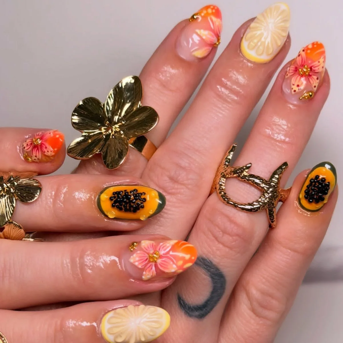 24 Stück Tropische Grüne Polka Dots Französische Kunstnägel 3D Rosa Blumen mit Silbernen Wirbelmustern Mandelförmige Aufklebnägel Hohe Qualität