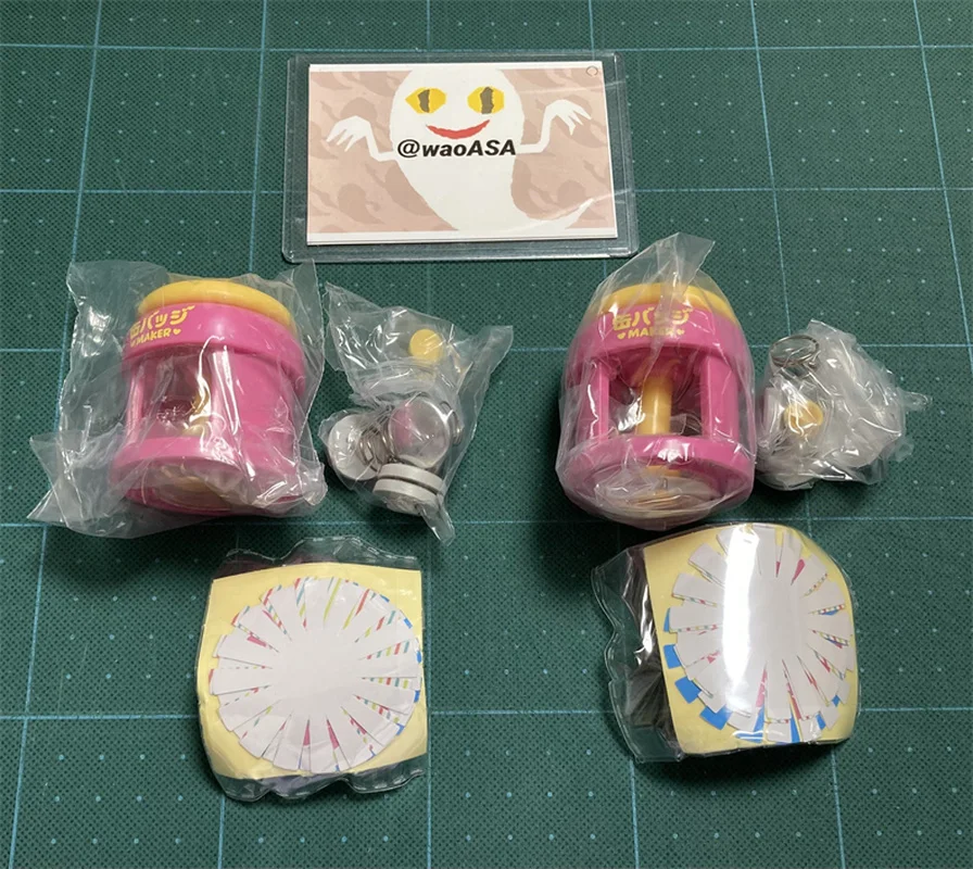 Em estoque brinquedos espíritos mini fabricante de crachá pode fazer mini emblemas anime figura brinquedos presente série modelo ornamentos