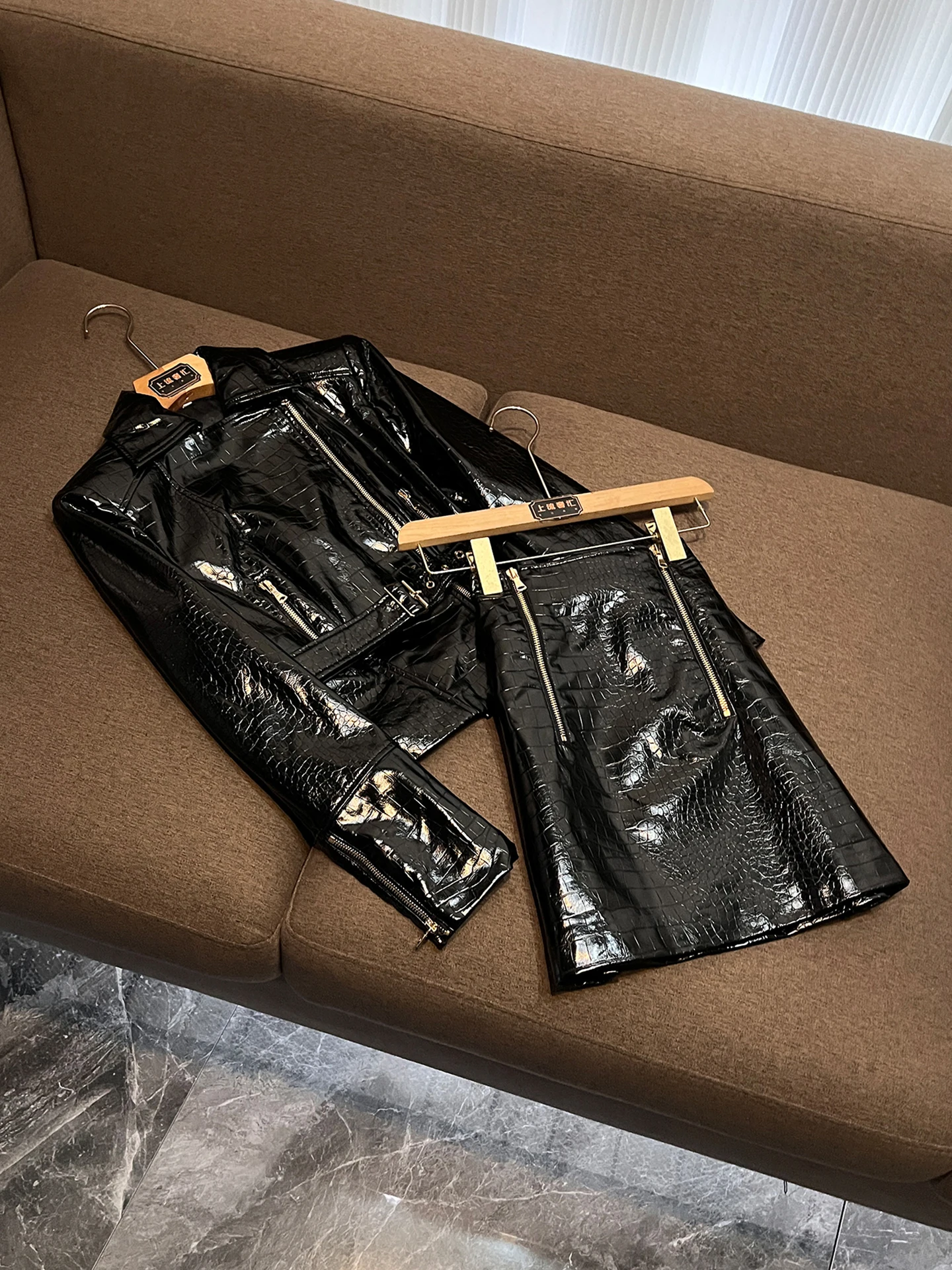 

Модный мотоциклетный комплект: нейтральная ветровка и брюки с высокой талией (7 дюймов), застежка-молния, облегающий крой, женский комплект.