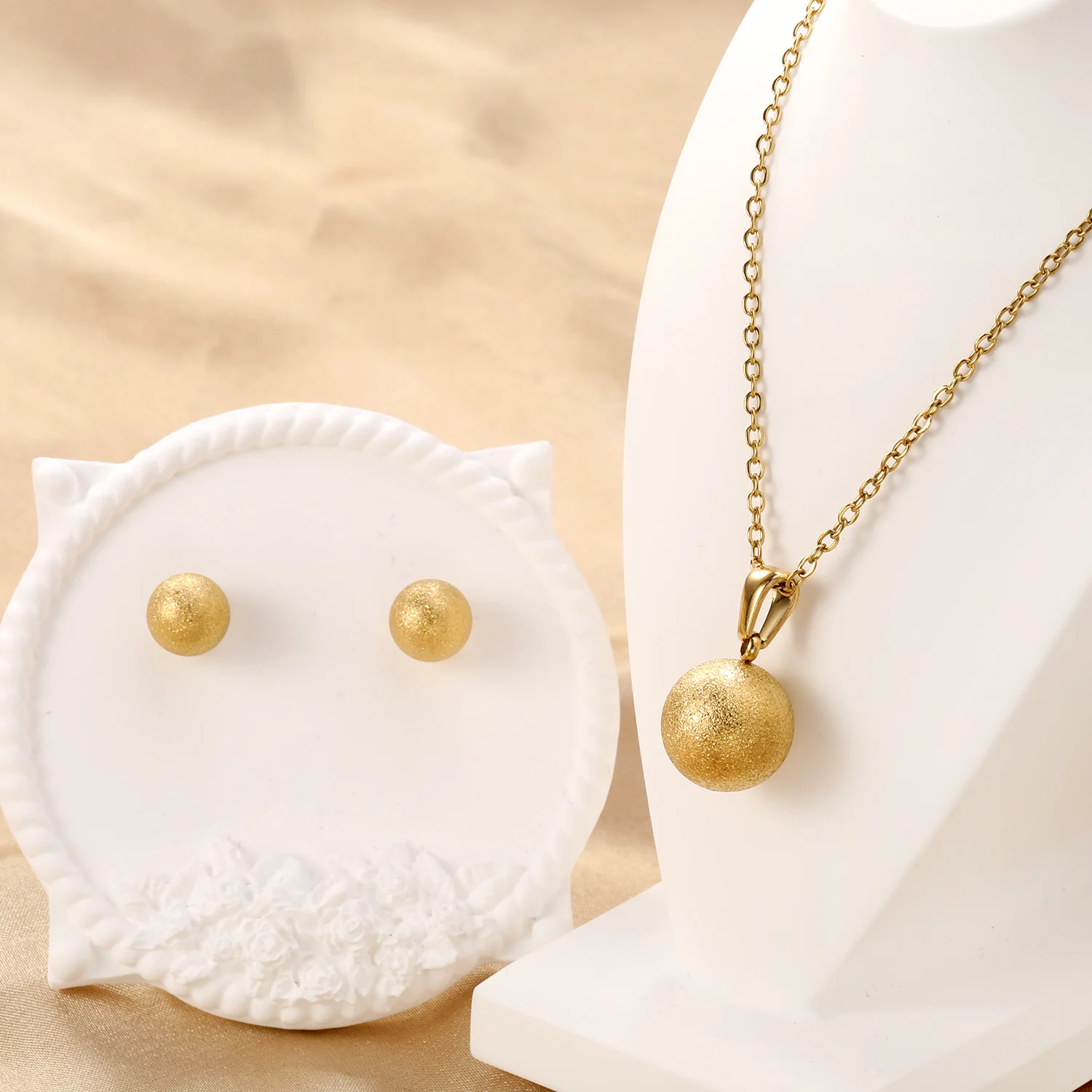 Image 6: LUXUSTEEL – ensemble de bijoux givrés, pendentifs à la mode, collier et boucles d'oreilles pour femmes, collier à chaîne ronde en acier inoxydable doré