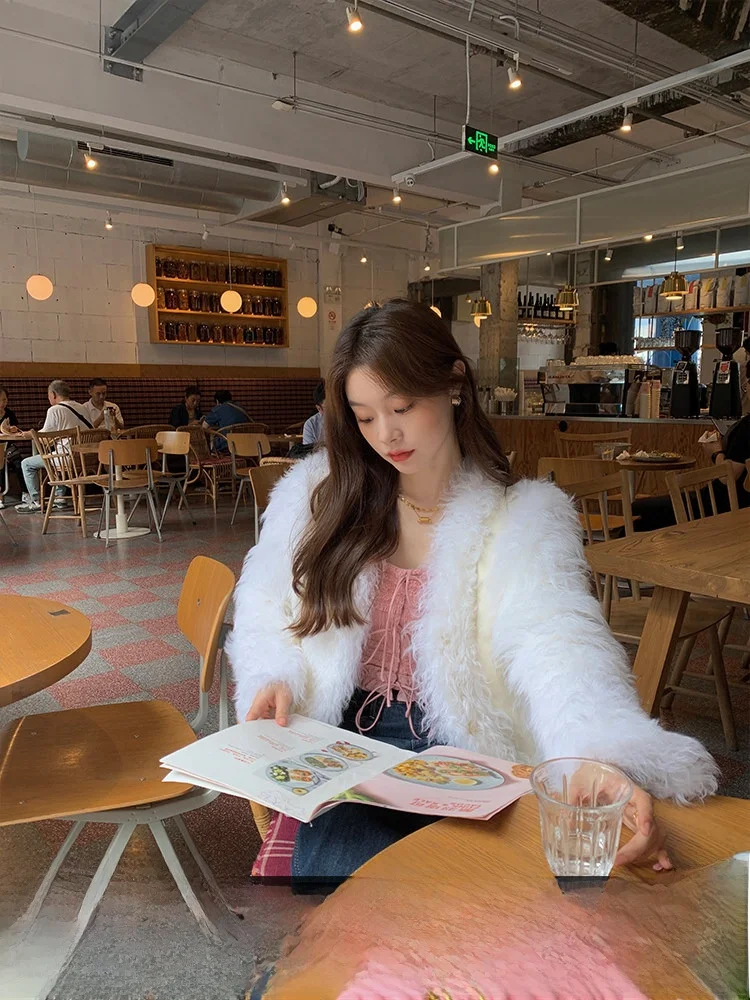 

Шуба из тосканской овчины CCFURS Moon Knight для женщин, зимняя верхняя одежда, V-образный вырез, длинный рукав, приталенный крой, повседневная, с воротником из шерсти и меха