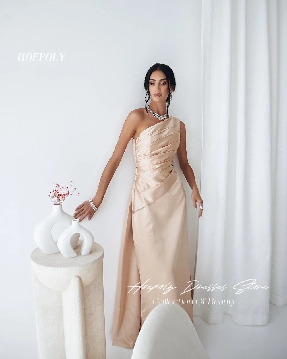 Hoepoly Satin a-line فستان حفلة موسيقية مكشكش بكتف واحد للنساء ، طول الأرض ، السعودية ، فستان رسمي أنيق للحفلات المسائية ، عربي ، 2023