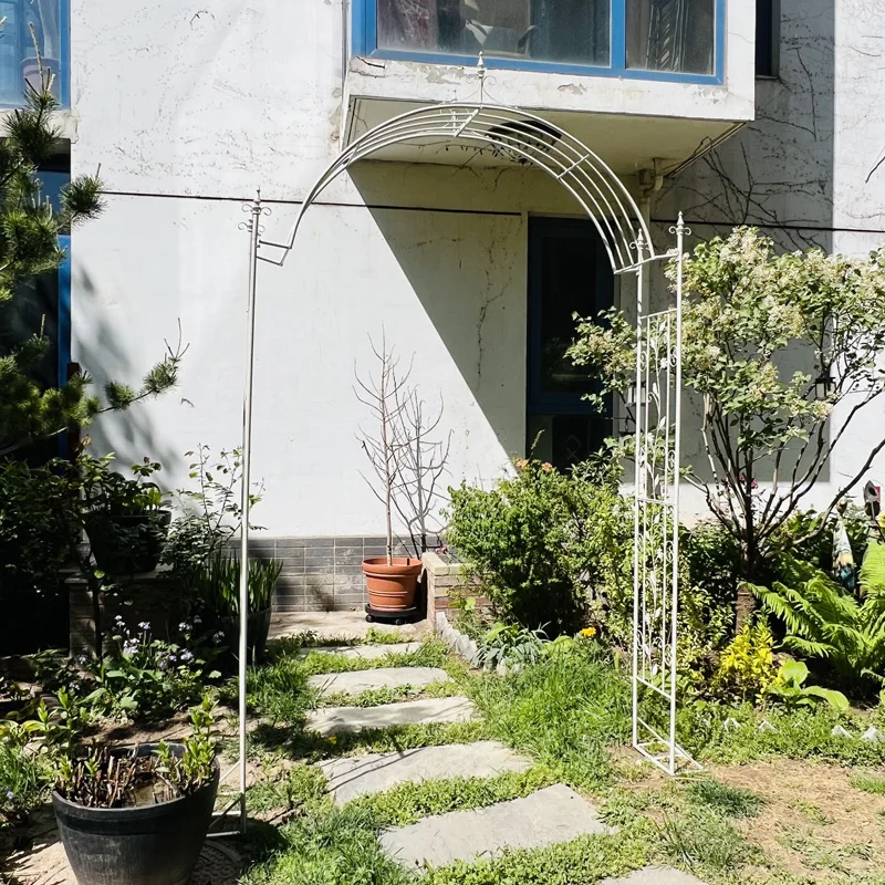 سرير حديقة من الحديد المطاوع الريفي الأمريكي وإطار تسلق نبات الورد للإفطار