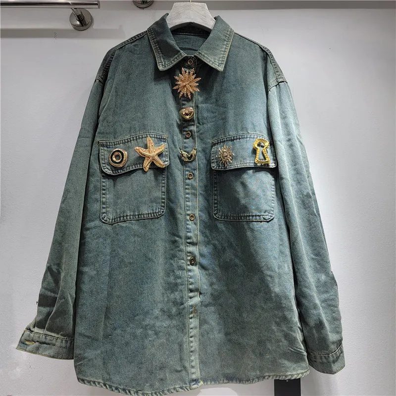 2026 Neues, mit Metallschnalle verziertes, modisches, stilvolles Design, Umlegekragen, lockeres, mittellanges Jeanshemd für Damen, Frühlingsoberteile