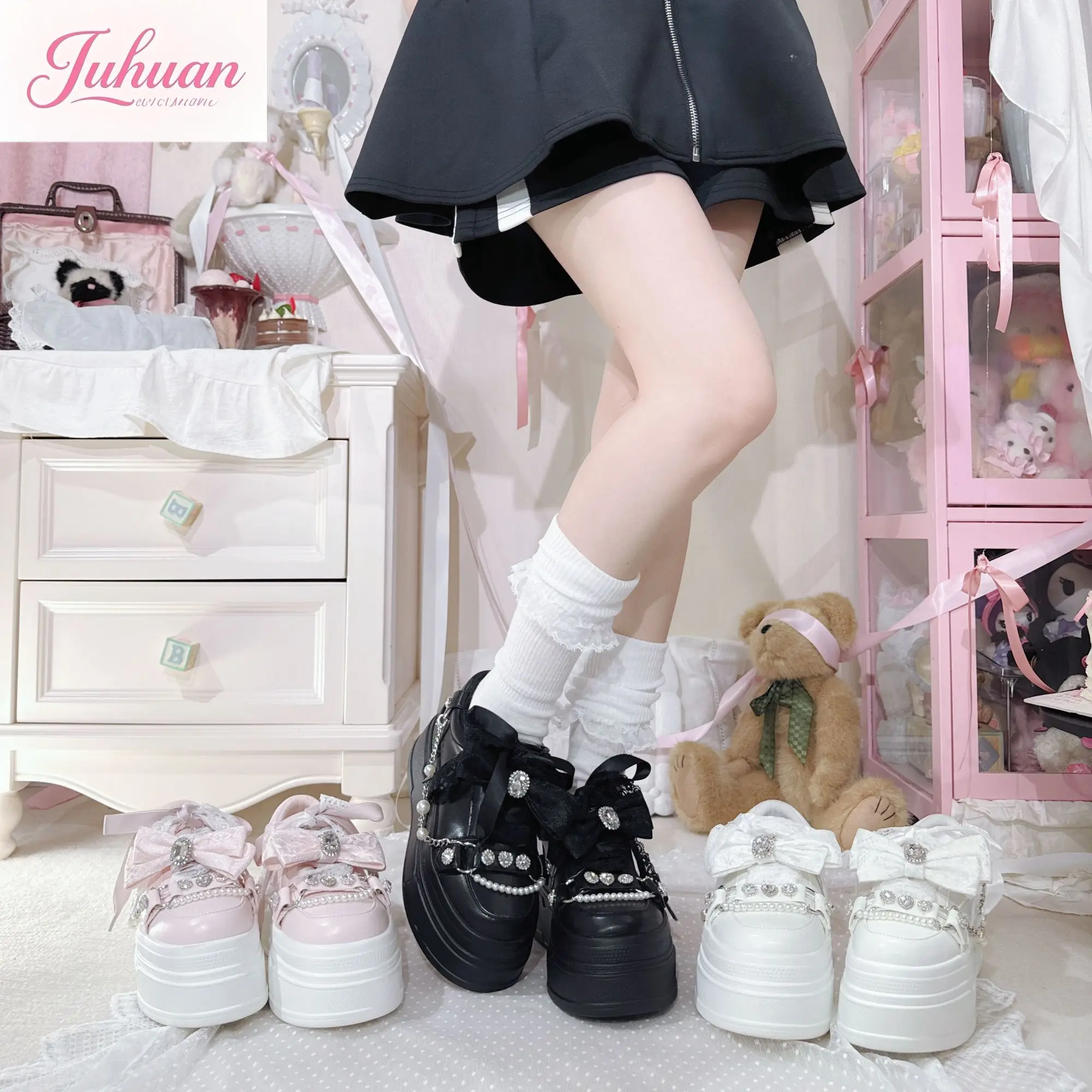 

Оригинальные японские туфли на платформе массового производства, женская обувь в стиле Лолиты с бантом и стразами, жемчужной цепочкой и глубоким вырезом