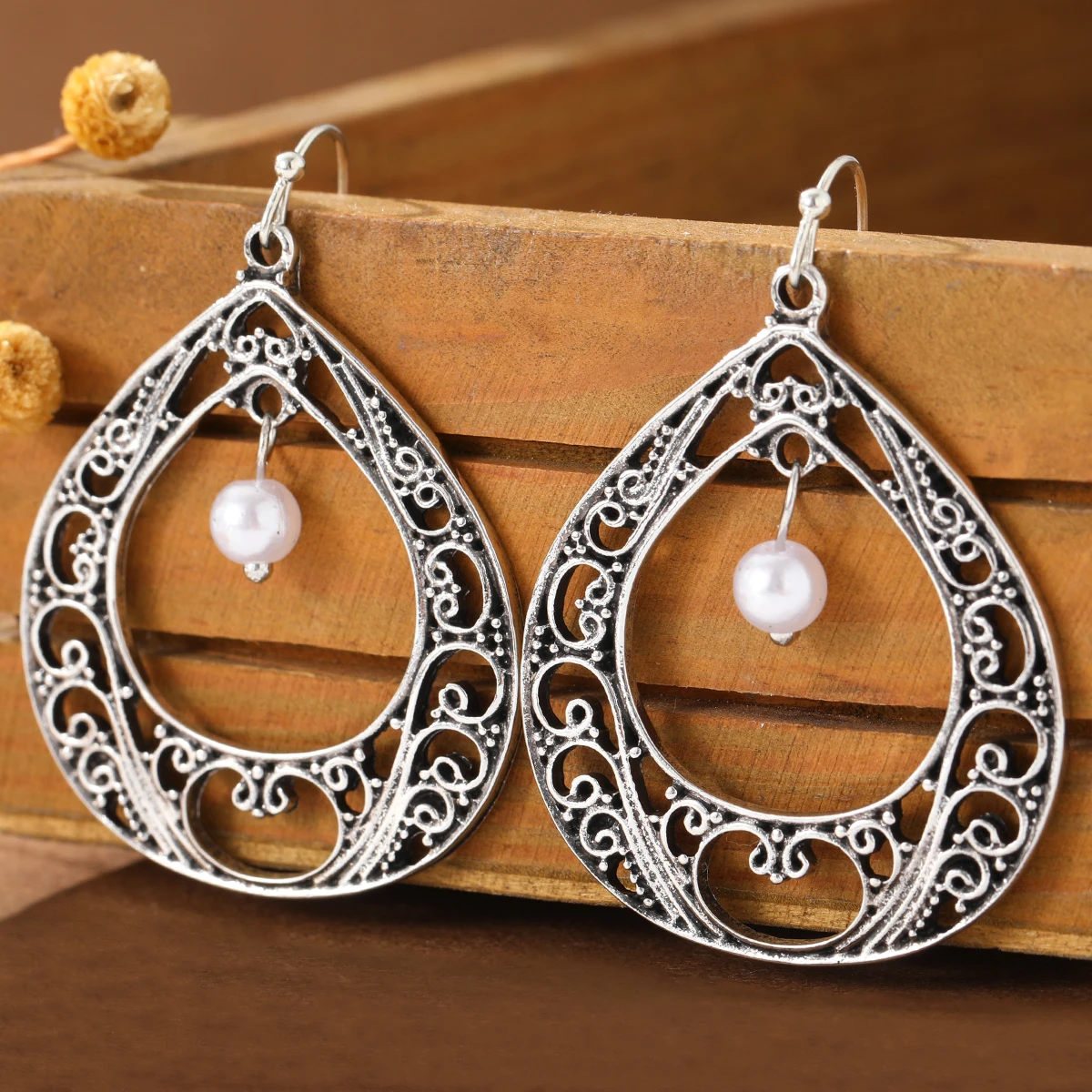 The Retro Feng Shui Drop-Shaped Hollow Carved Design Ladies' Pendant Earrings Are Suitable for Parties and Gatherings