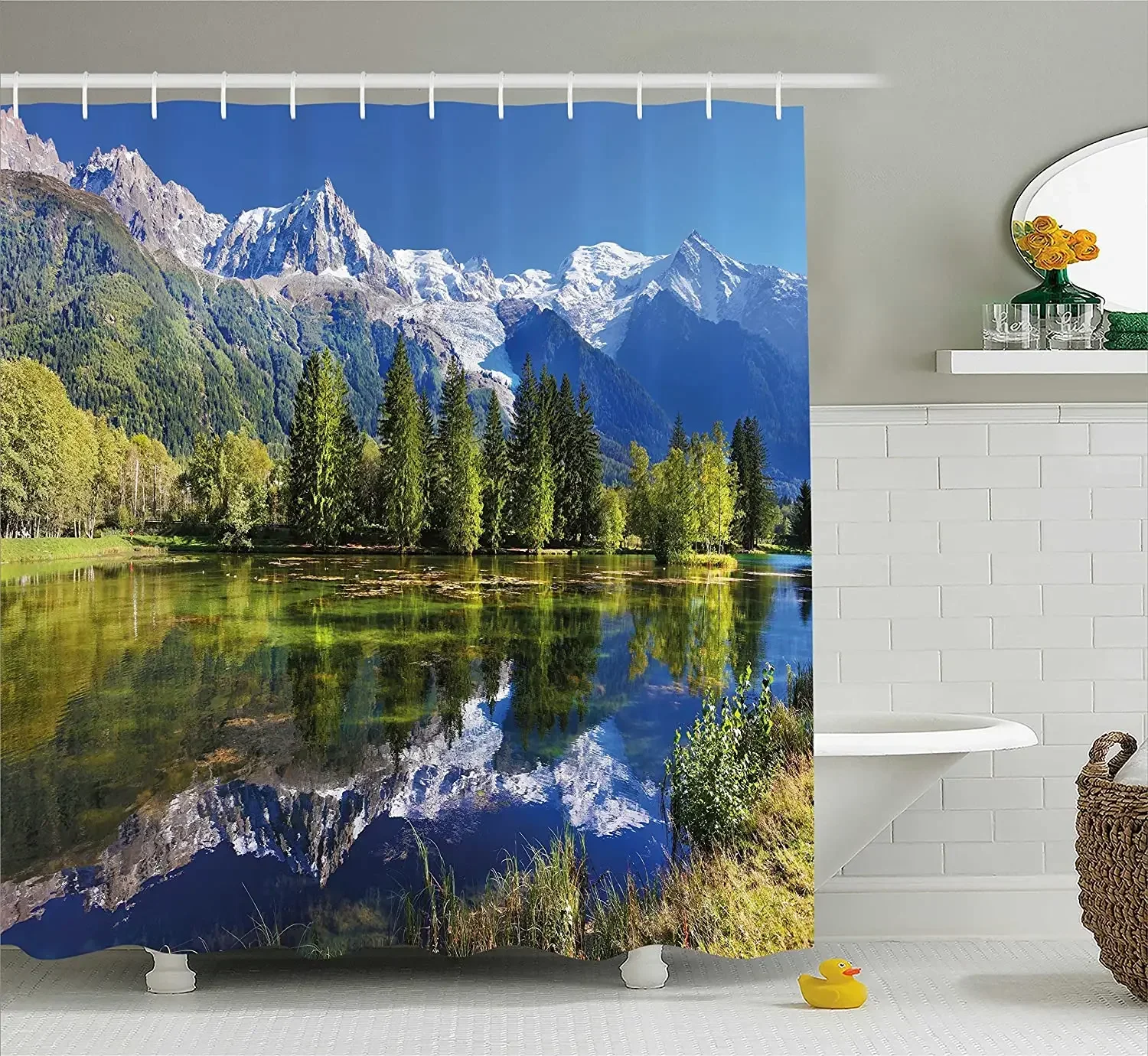 Cortina de ducha al aire libre, montañas nevadas, abeto perenne reflejado en Lake City Park, Chamonix, Francia, cortinas de baño impermeables