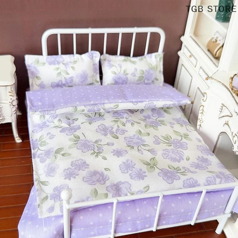 ชุดเครื่องนอนจิ๋ว 1/12 สำหรับบ้านตุ๊กตา 4 ชิ้น ประกอบด้วยผ้าปูที่นอน ผ้านวม ปลอกหมอน และผ้าคลุมเตียง ของตกแต่งห้องนอนตุ๊กตา ของเล่น