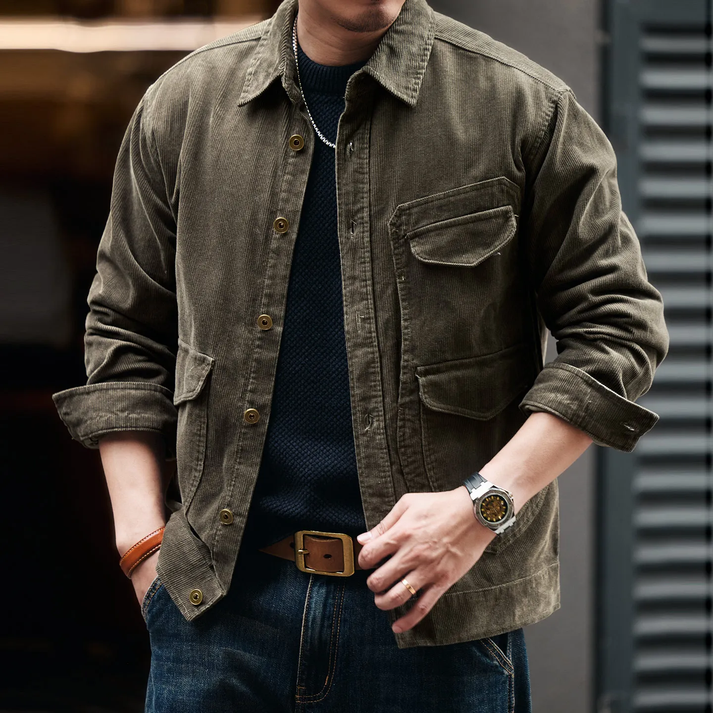 

The new vintage corduroy jacket from Spring and Autumn is a loose and casual workwear jacket from a trendy men's brand