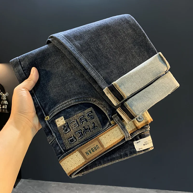 

Новинка 2023 года, мужские джинсы в стиле ретро, осенние универсальные уличные утягивающие эластичные джинсовые брюки с вышивкой и принтом, маленькие брюки