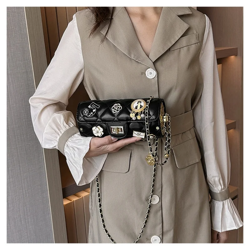

2026 Luxury Women's Fashion Crossbody Bag Cool Advanced Design Badge Cylinder Shoulder Bag with Chain