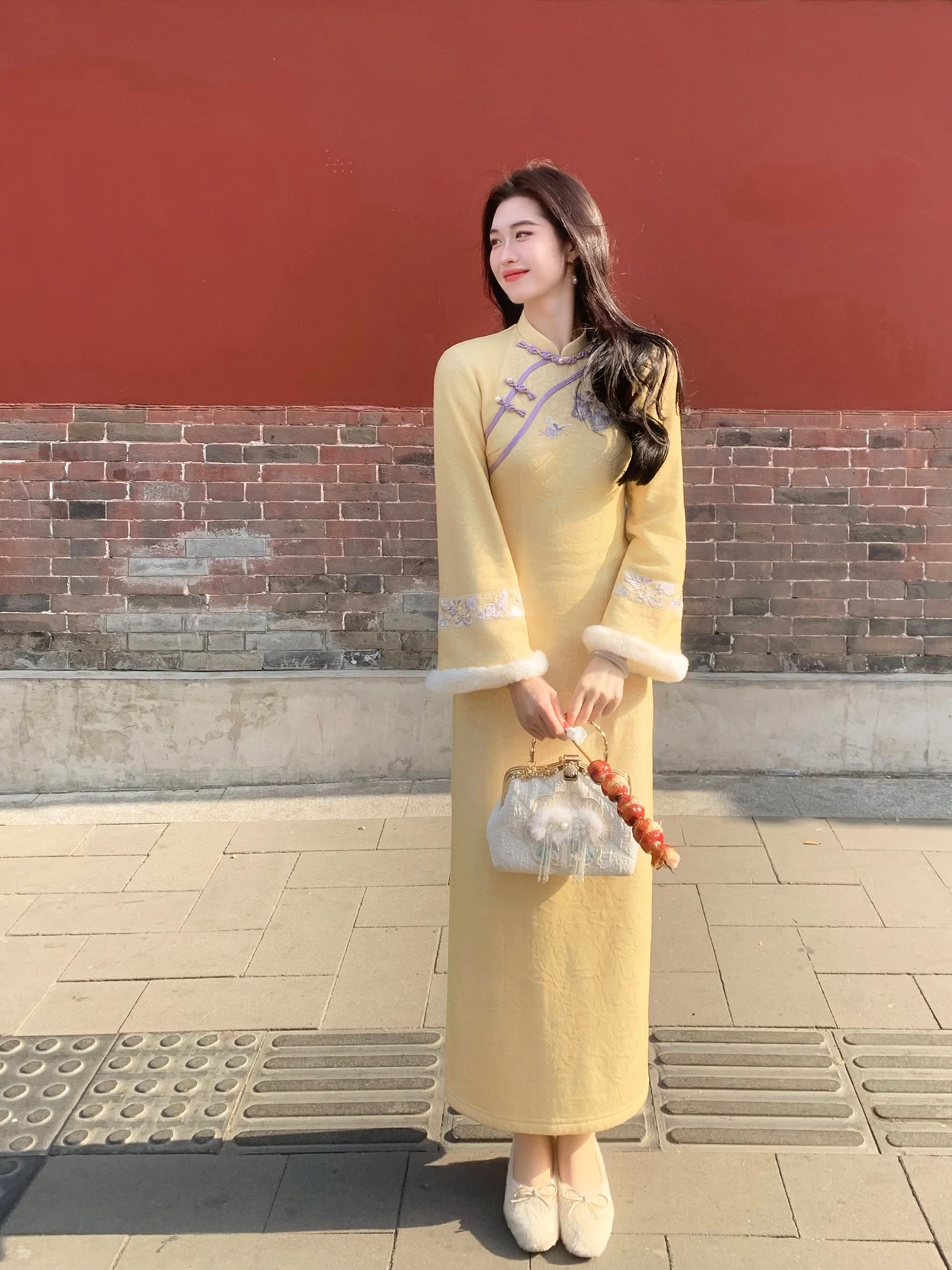 

Новое китайское длинное платье-ципао Lingi с вышивкой в виде цветов сливы, зимнее, в стиле ретро, с низким разрезом, для женщин