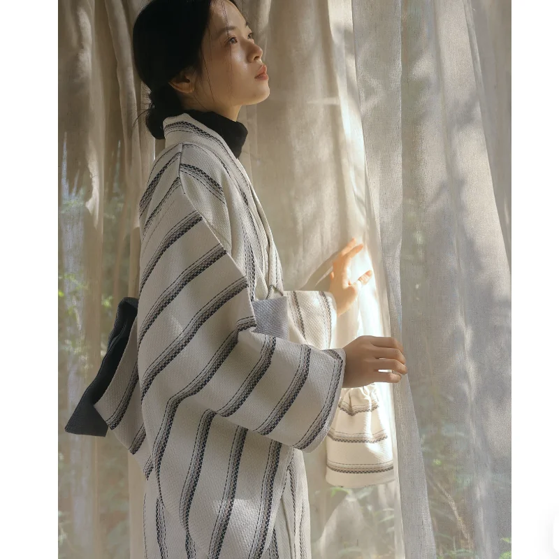 Abito Kimono da Donna a Righe  - Traditional Winter Japanese Clothing recensione e prezzo
