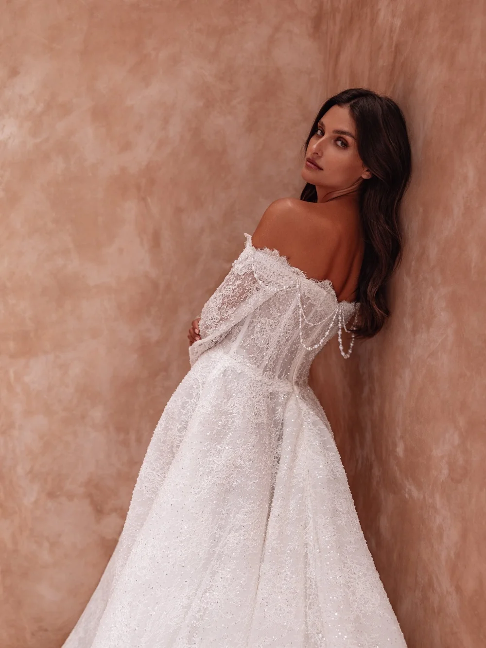 فستان زفاف فاخر مطرز بالدانتيل بدون أكتاف على شكل حرف a بطول الأرض فستان زفاف مخصص فساتين أنيقة للعروس