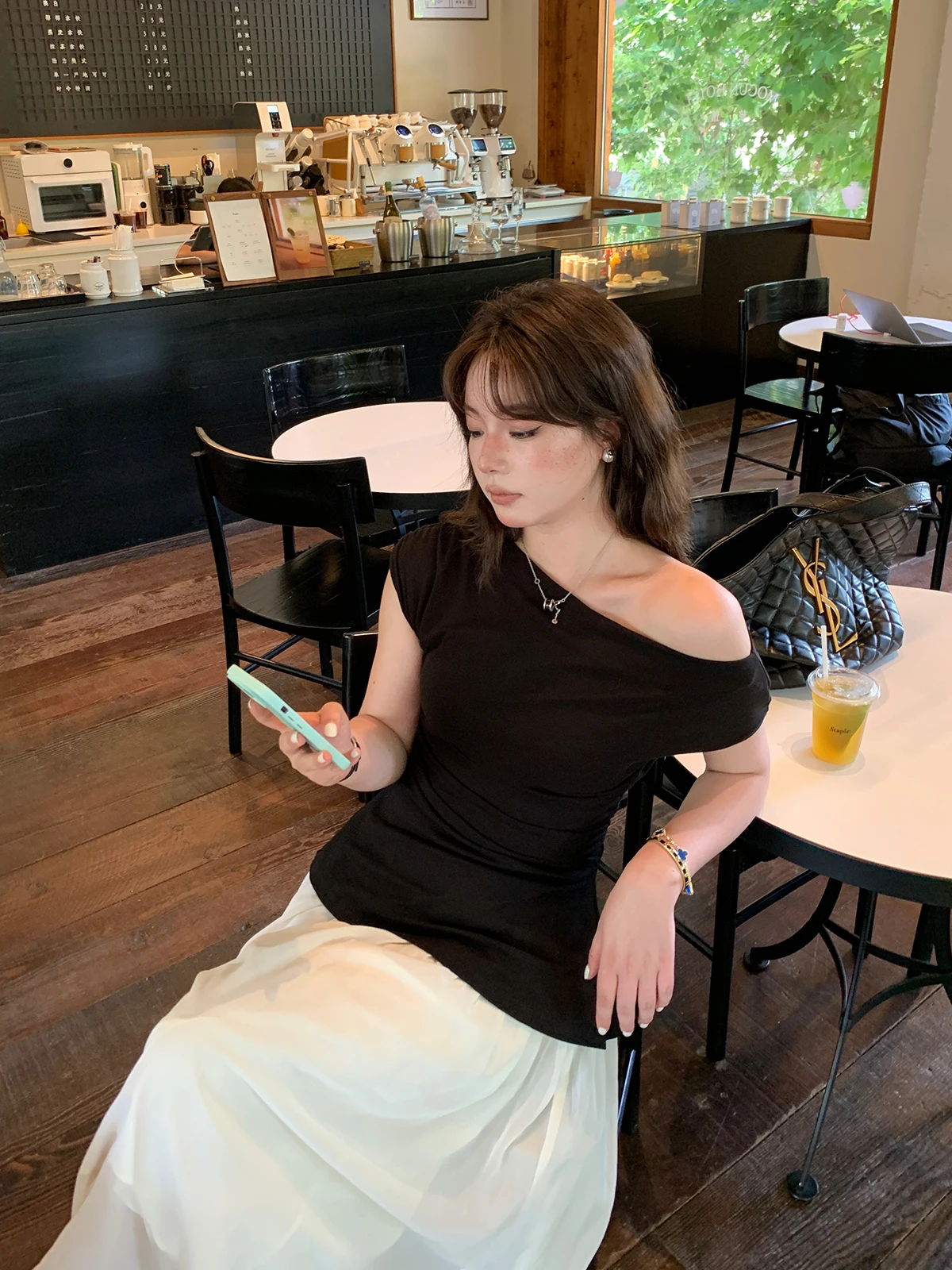 

Элегантное приталенное платье с открытыми плечами, высокой талией и юбкой А-силуэта, для повседневной носки