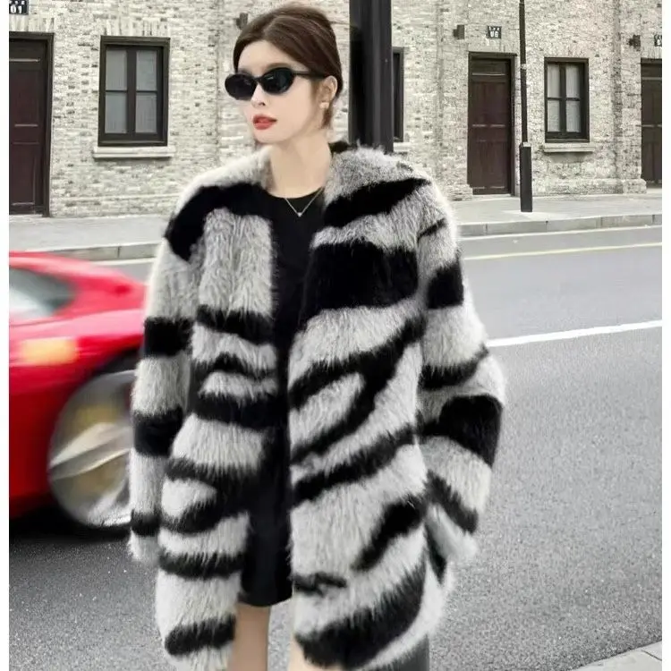 2024 Women Faux Fur Coat Autumn Winter High Quality Fluffy New Jacket Striped   for  Elegant Thick T886