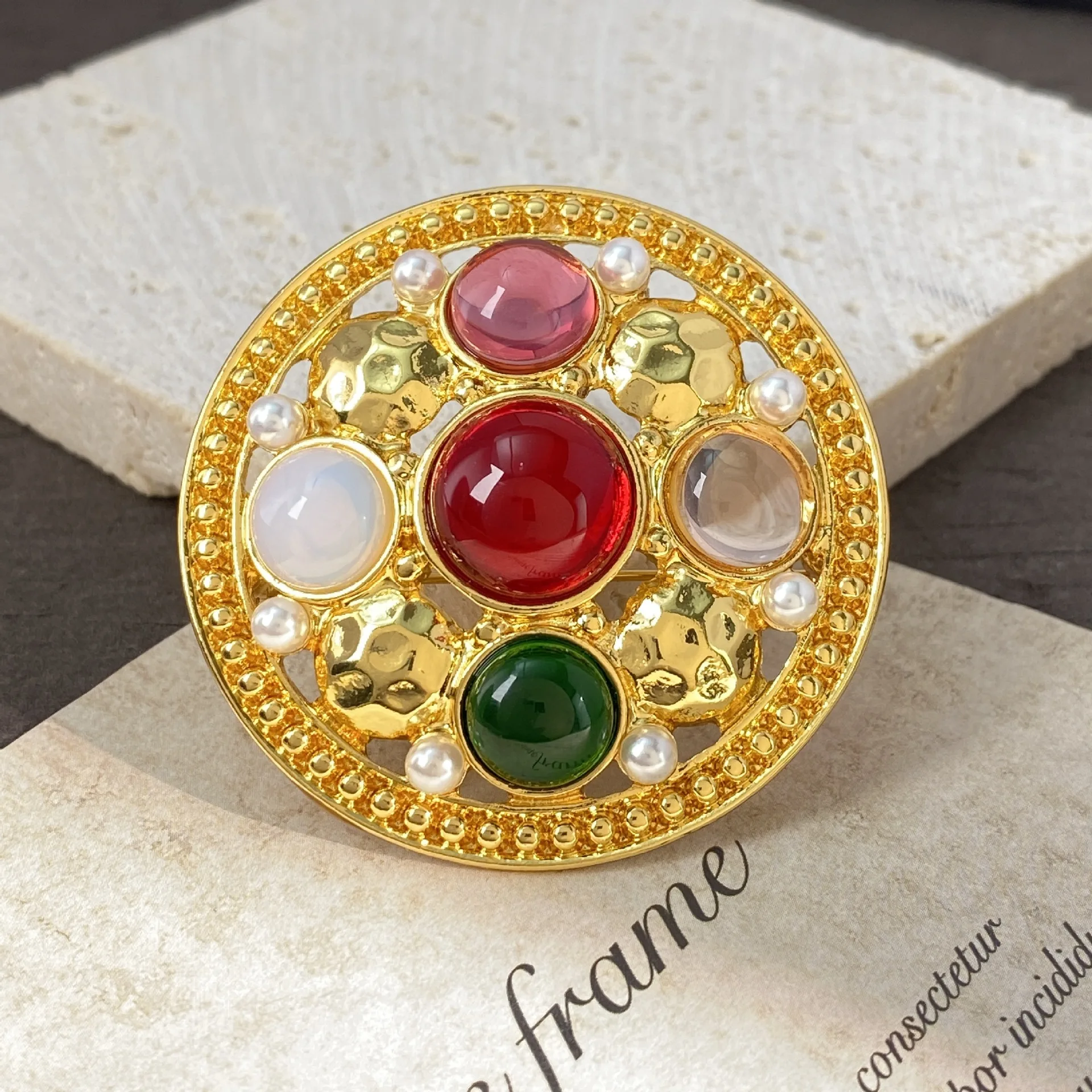 

SHMIK Baroque Palace Style Women Men Vintage Round Brooches Badges Hollow Exquisite Unisex Middle Party Banquet Pins Accessories