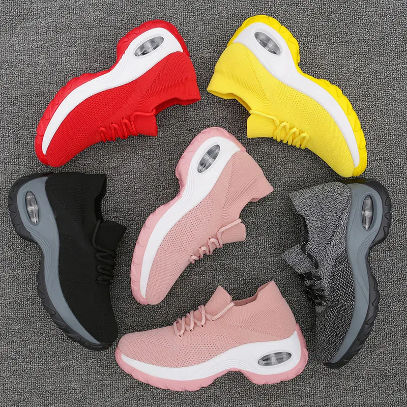 รองเท้าโยกพื้นหนาของผู้หญิง2023สี่ฤดูกาลรองเท้าลำลองกีฬาใหม่น้ำหนักเบาและรองเท้าหัวแหลม