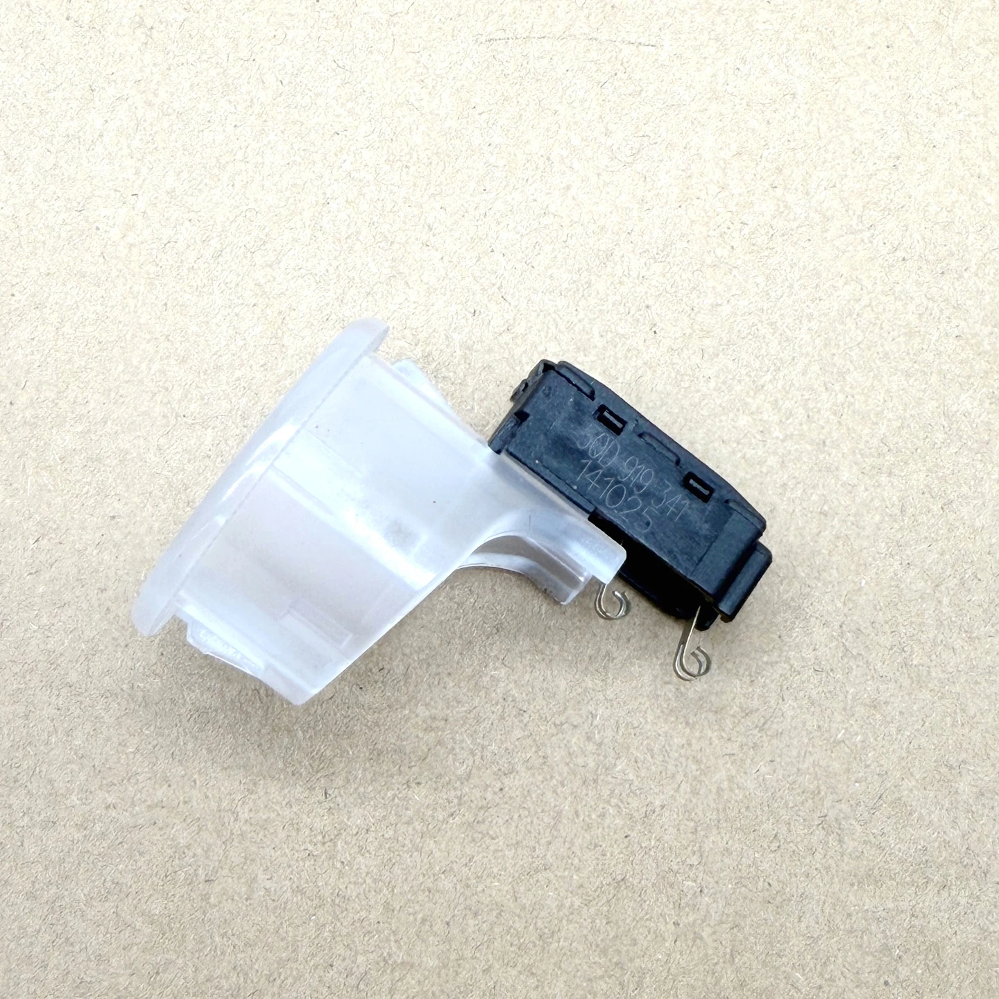 Suitable for Volkswagen Golf 7 Passat B8 Tiguan LED cigarette lighter base light clip socket white light 5QD 919 341 5QD 919 341