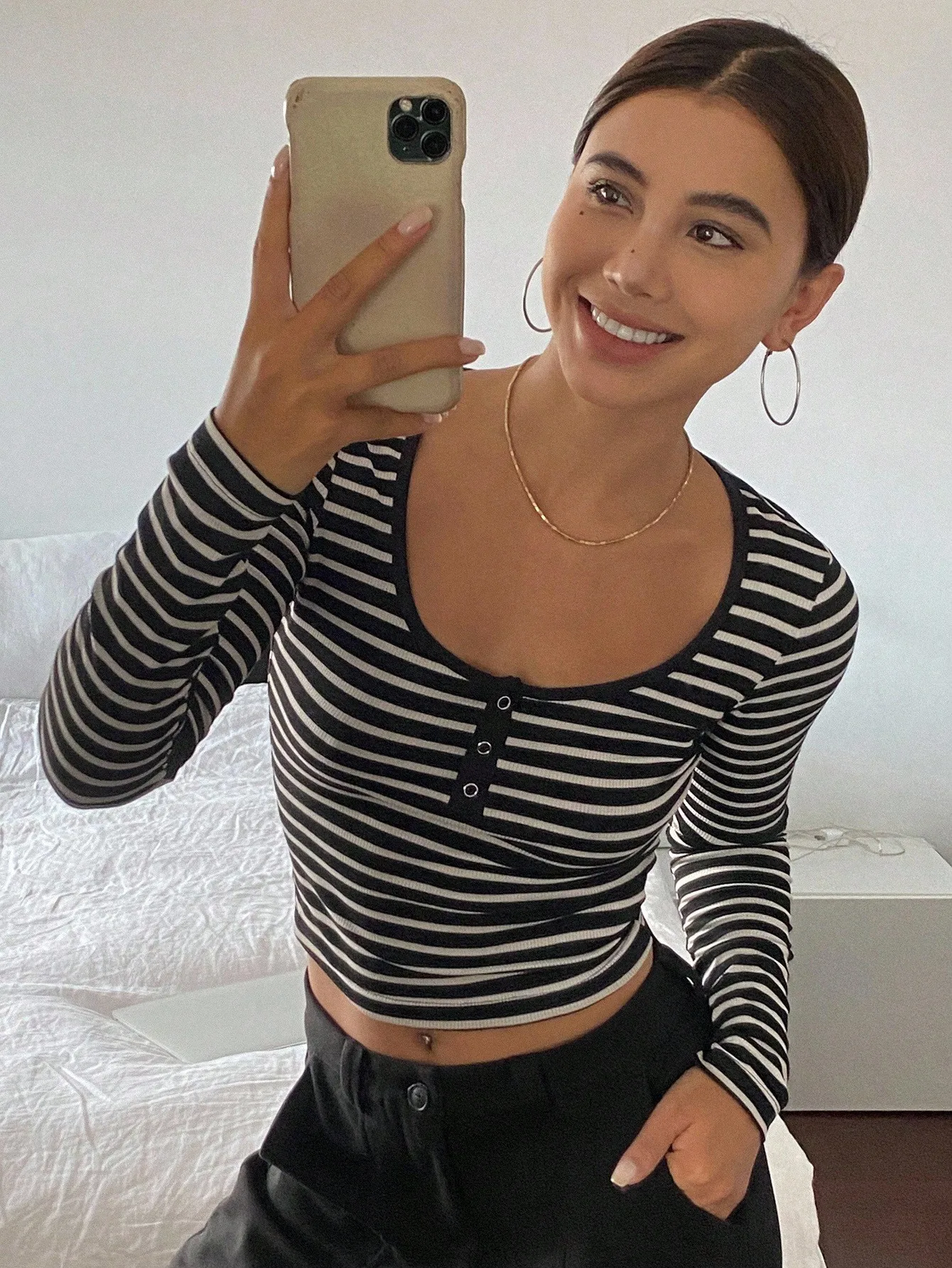 Top Henley de manga larga a rayas blancas y negras para mujer con detalle de botones, corte informal