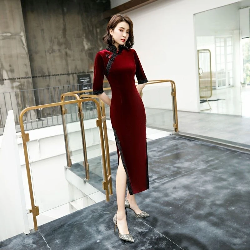 

Высококачественный и элегантный шарм. Улучшенный бархатный длинный Cheongsam в новом стиле для молодежи, с выведением в китайском стиле в стиле ретро.