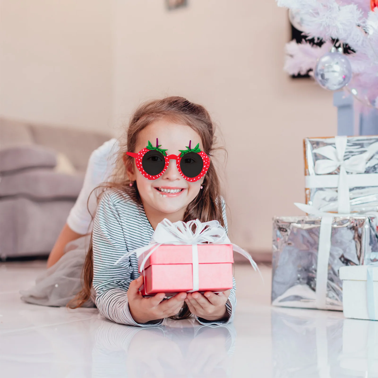 

4pcs Strawberry Sunglasses Fruit Shape Novelty Shades Bright Supplies Photo Props Costume Accessories Fun