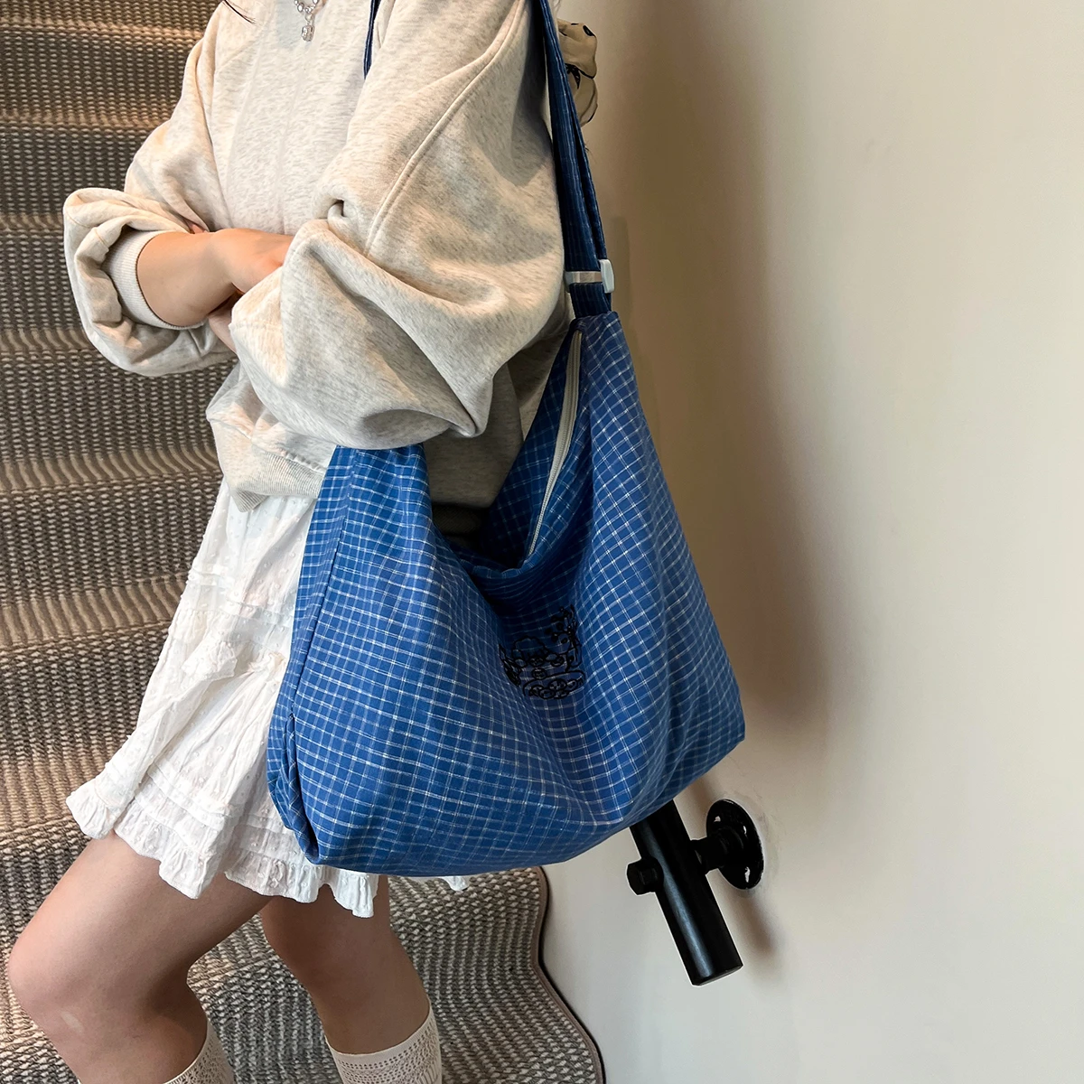 

Simple Versatile Women's Large Capacity Single Shoulder Crossbody Bag Trendy Fashion Commuting Grid Storage Tote Bags
