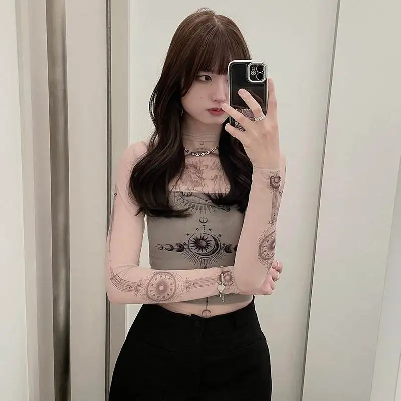 Camiseta Feminina Slim Fit Longa com Estampa, Confortável e Respirável em Poliéster, Casual para Mulheres