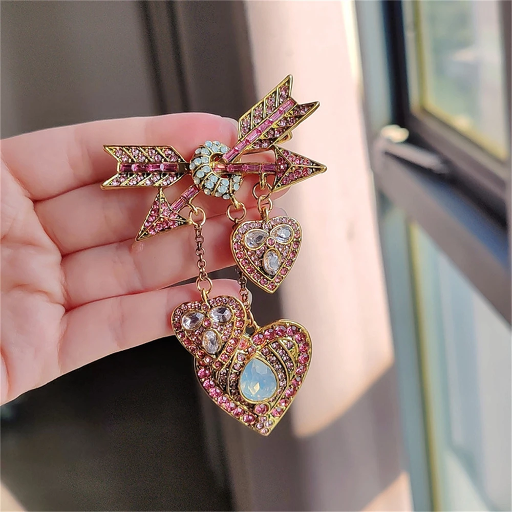 Heavy Industry Cupid Love Arrow Brooch Design Sense Medieval Vintage One Arrow Through the Heart Tassel Pin Accessories