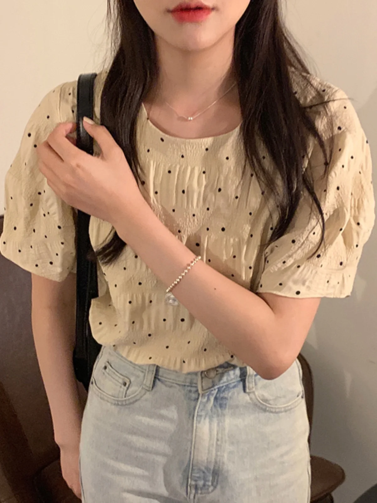 Koreański styl Sle Chic Retro w grochy, luźny, okrągły dekolt, krótki rękaw, bluzka damska na lato, luźny krój, marszczony design.