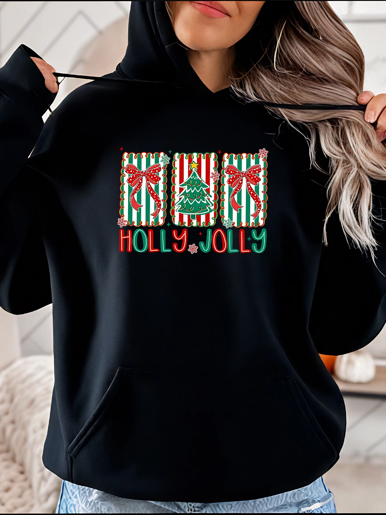 

Рождественская толстовка с капюшоном для женщин Holly Jolly с принтом в полоску и дерева, повседневный праздничный свитер для зимней праздничной одежды