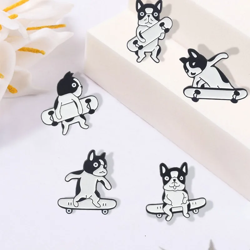 Alfileres esmaltados personalizados, broche de perro manchado blanco y negro, insignia de solapa, bolsa, joyería de dibujos animados, regalo para chico, amigo, monopatín, perros de movimiento