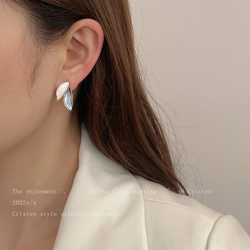 WENHQ New Arrival Vintage Flower Leaf Clip on Earrings for Women's Party Luxury Rhinestone Pearl Cuff Ear Clip Jewelry Accessory view 2