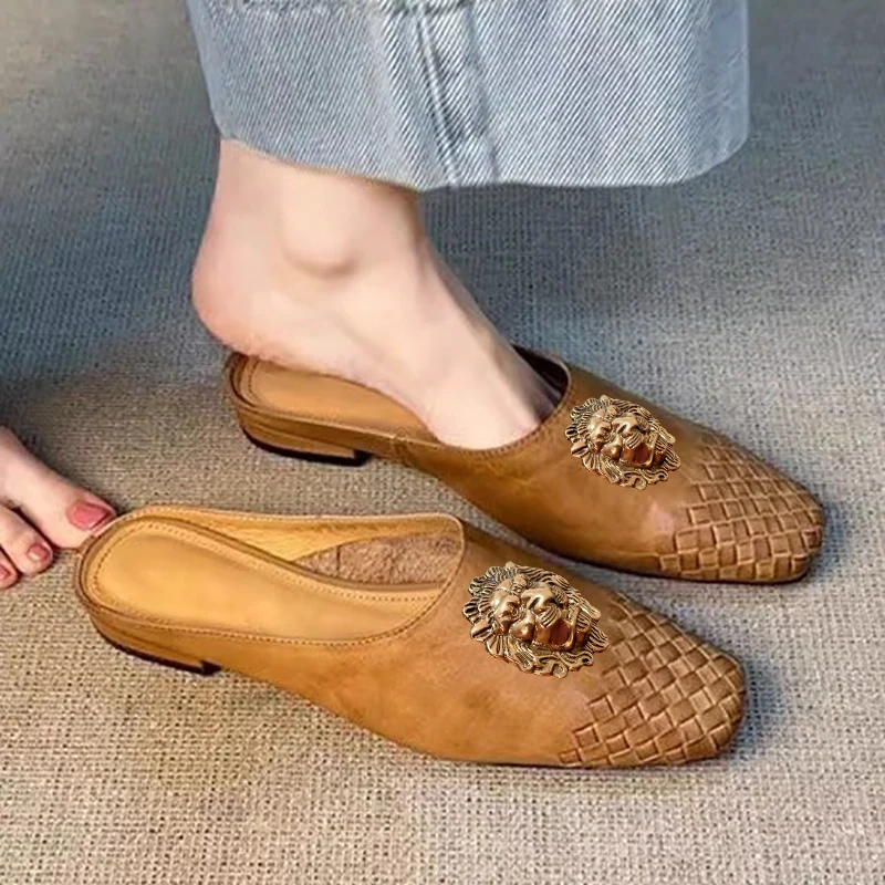 

A sheepskin version of French retro woven headband half-slipper a fashionable and lazy woman can be worn outside with one foot