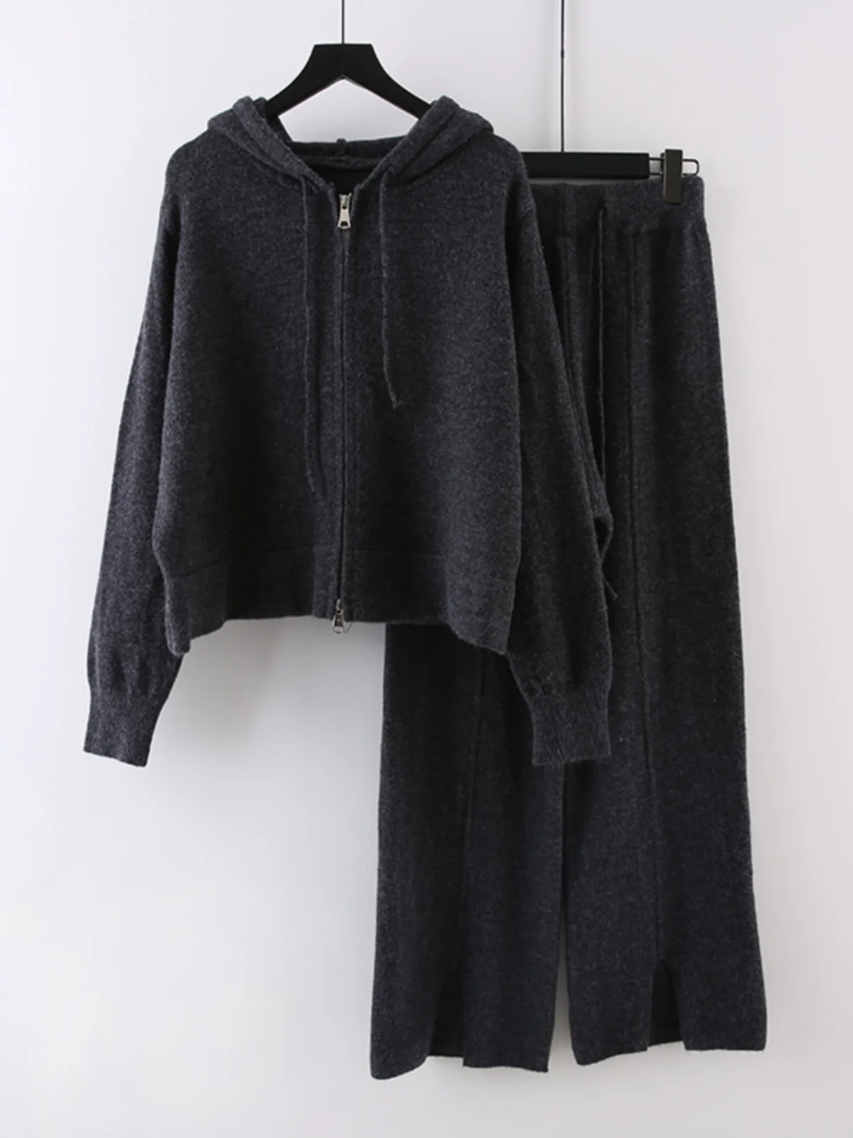 

Комплект из двух предметов: вязаный топ и брюки с широкими штанинами, ранняя весна 2023, женский модный повседневный антивозрастной ансамбль