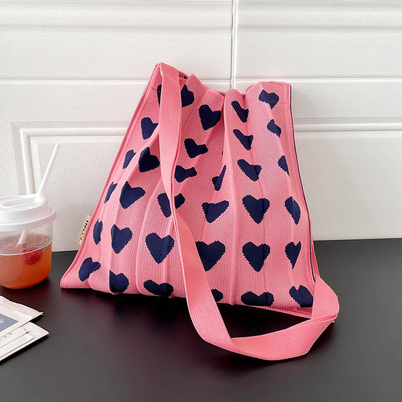 Borsa a tracolla pieghevole con motivo a cuore in stile coreano estivo in maglia intrecciata a mano regalo di san valentino nero rosa morbido Tote Casual all'ingrosso