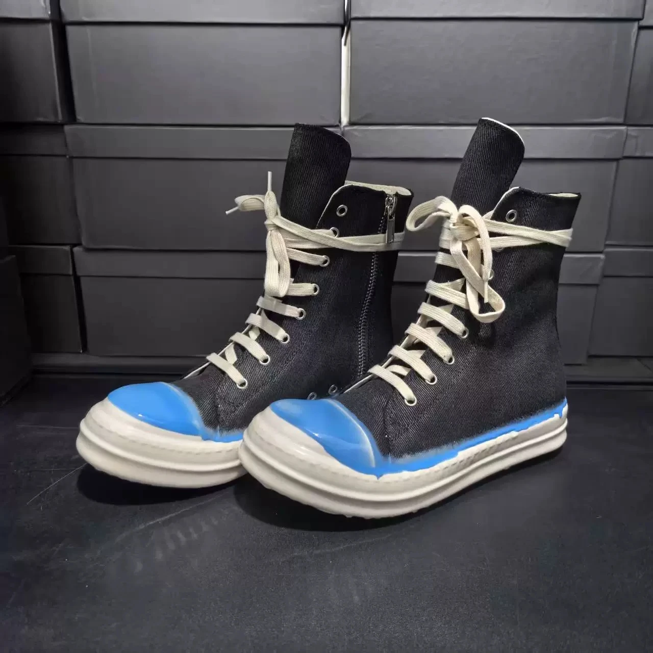 

Кроссовки-ботинки на шнуровке с ручной росписью восковыми красками, дизайнерские, индивидуальные, ручной работы, с эффектом капель воска, в стиле граффити, на холщовой основе