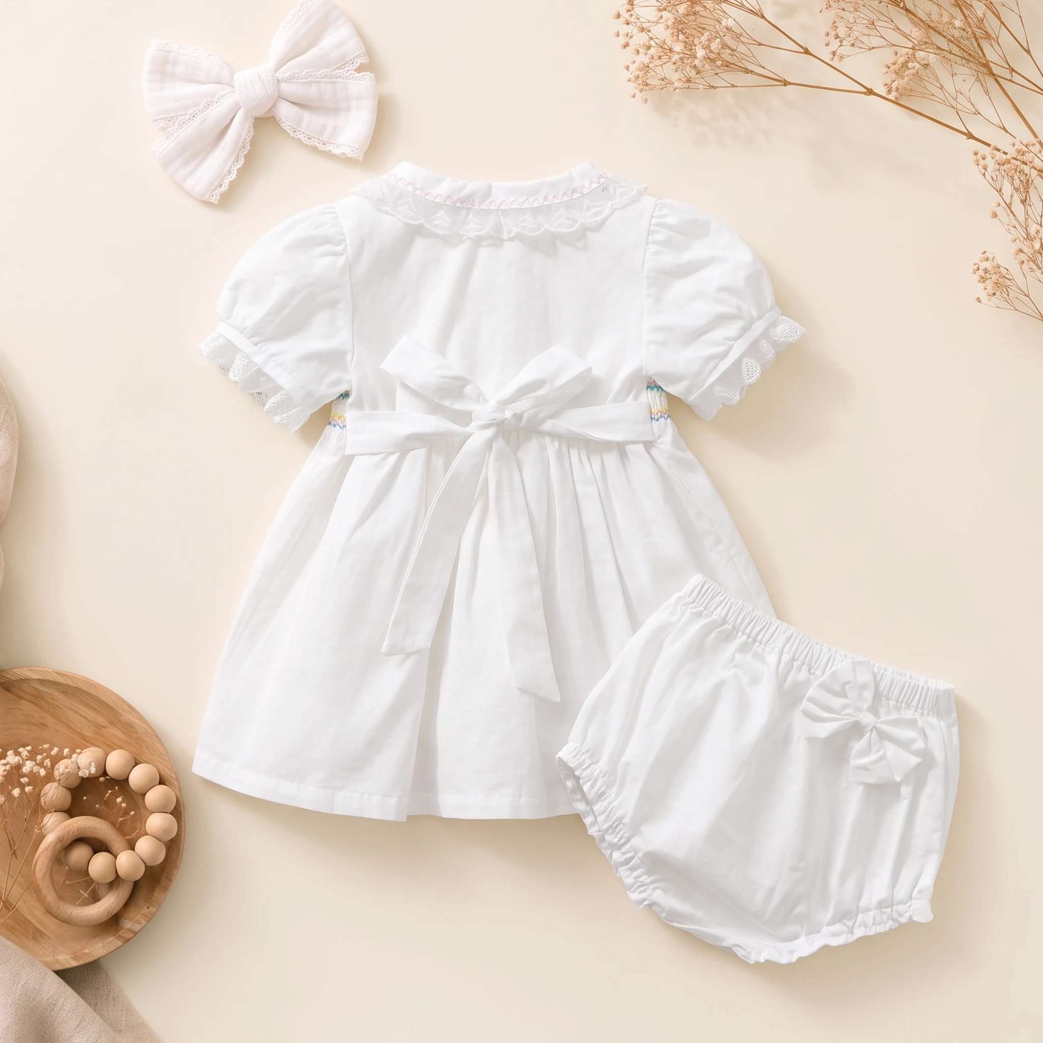 Handgefertigtes, smokiertes Babykleid im spanischen Vintage-Stil, Boutique-Kleid für Kleinkinder, weißes Taufkleid mit Peter-Pan-Kragen und Schleife, Bloomer-Set – Detail 8
