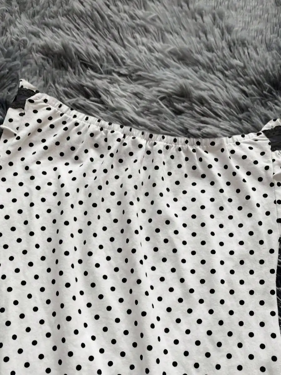 Damska sukienka mini bez ramiączek z falbankami, nadrukiem w kropki i kontrastową koronką.