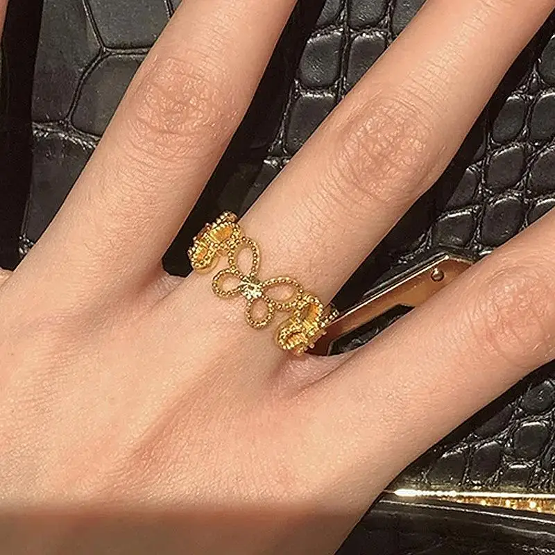 الجديد في حلقات الفراشة المصقولة المصنوعة من الخرز المستدير اللامع المجوف للنساء عالية الجودة وخفيفة الوزن ومجوهرات الحفلات